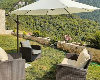 Heaven On Earth Apartment - Deïr Chamra - Patio