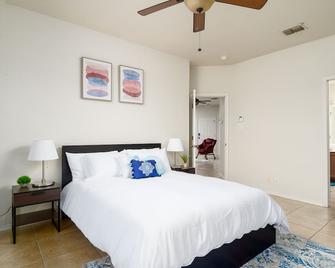 Glorious 3 bedroom home/Near Randolph AFB/No stairs. - San Antonio - Quarto