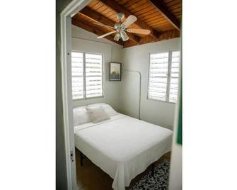 A cozy place to stay walking distance from the beach and Restaurants. - Salinas - Bedroom