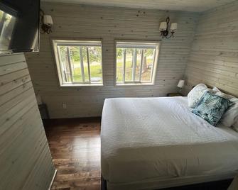 Cabin in the Pines - Watrous - Bedroom