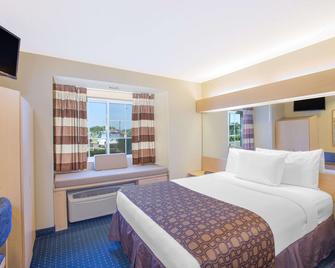 Microtel Inn & Suites by Wyndham Albertville - Albertville - Bedroom