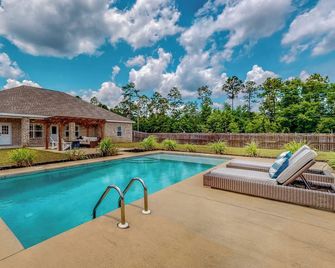 7 Mi to Emerald Coast Zoo! Poolside Paradise - Crestview - Zwembad