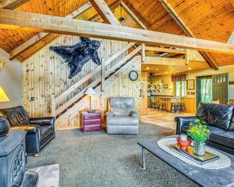 Lakefront Townsend Cabin With Fire Pit, - Townsend - Living room