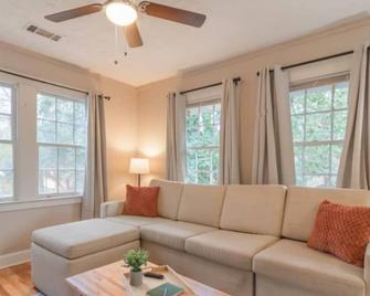 Midtown Magic- Back Unit- 10mins to Downtown - Columbus - Living room