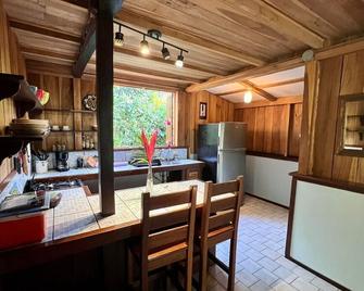 Beach villa w/fiber optic internet- Steps to beach with garden full of wildlife! - Cahuita - Dining room