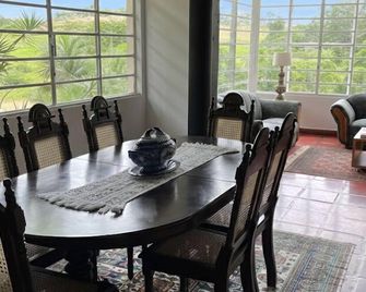 Chácara Casa Amarela: leisure and entertainment 10 minutes from the wine route. - São Roque - Dining room