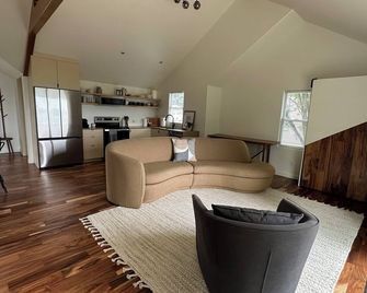 Scandanavian Cottage with a View - Canonsburg - Living room