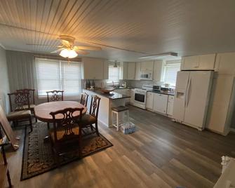 Fin's Fish Camp at Harker's Island - Harkers Island - Dining room