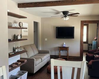 Cute and cozy two bedroom house in beautiful downtown Templeton California. . - Templeton - Living room