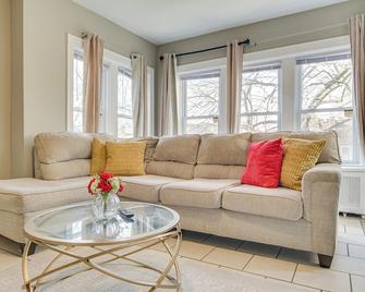 Walk to Devon Avenue & Warren Park: Chicago Apt! - Chicago