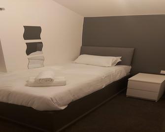 The Main Top Hotel - Widnes - Bedroom
