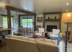 Luxury Country Getaway With Beautiful Views, Family And Pet Friendly - Franklin - Wohnzimmer