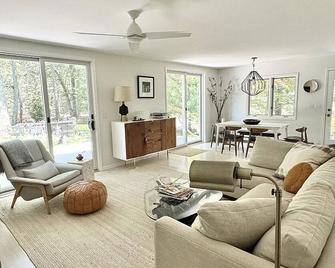 A Special Home in the North Fork of Long Island - Mattituck - Living room