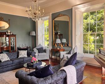 200 yr old Georgian house located in beautiful Co Donegal 10 mins from beach - Fahan - Living room