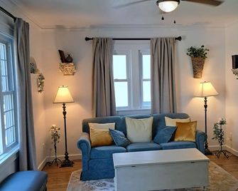 Charming 2-bedroom cottage with WiFi, AC in enjoyable Fort Madison - Fort Madison - Wohnzimmer