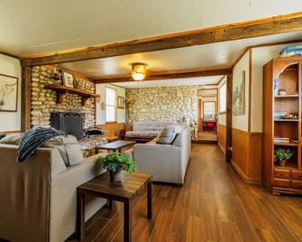 Beautiful Blue Hole Nueces Riverfront Cabin In The Texas Hill Country! - Uvalde - Living room