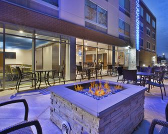 Holiday Inn Express & Suites Grand Rapids - Airport North By IHG - Grand Rapids - Patio