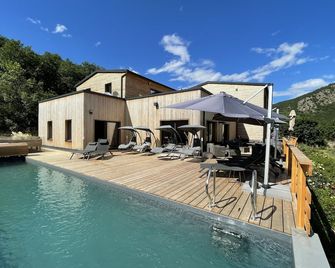 Le Volcan des Sens, chambres d'hotes de luxe et SPA privatif - Blesle - Piscina