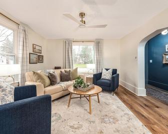 New - Charming 1 Bed Historical Home - Steps To Downtown Midland - Midland - Huiskamer