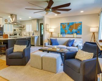 Luxurious Morgantown Retreat with Stunning Views! - Morgantown - Living room