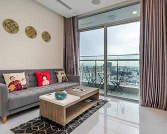 Hoasun Boutique Apartment - Vinhomes Central Park - Ho Chi Minh City - Living room