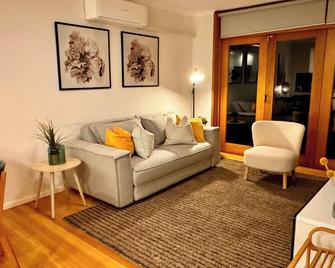 2 Bdrm Apt in Annandale with Courtyard & Parking - Sydney - Living room