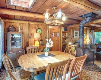 Rustic Bandon Log Cabin On 5 Acres Of Woodlands! - Bandon - Jadalnia