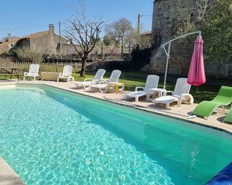 3 Peaceful Country Gites - Sleeps 16 with 2 Wood-Fired Hot Tubs & Swimming Pool - Mellé - Piscina