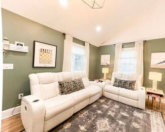 Downtown Sptg Historic Pet Friendly Home Sleeps 4 - Spartanburg - Obývací pokoj
