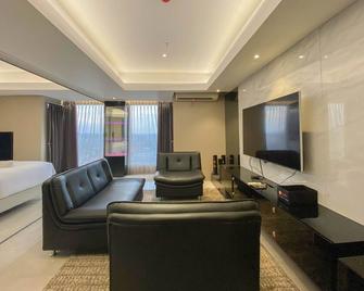 Spacious Combined Studio Apartment At Warhol (W/R) Residence - Semarang - Living room