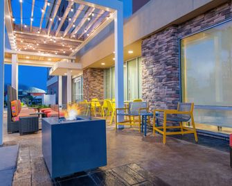 Home2 Suites by Hilton Kingsland - Kingsland - Innenhof