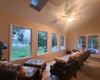 Lakehouse on Kentucky Lake-Waterfront/Private dock/Firepit/Gentle slope/firewood - Benton - Sala de estar