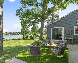 Charming Lake Front Cottage - Hastings - Patio