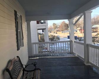 Comfort and Convenience! Close to Downtown Spfd. - Springfield - Balcon