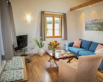 Guesthouse la Molière , NEW ! 3 bedrooms, big terrasse and privat garden - Estavayer-le-Lac - Living room