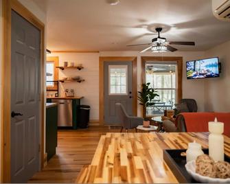 Cozy Cabin on Lake Front With Hot tub Firepit - Martinsville - Eetruimte
