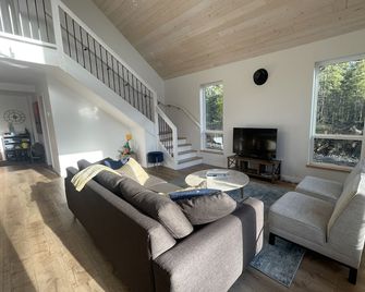 Custom built cabin! 5 minute drive from Kaslo and public beaches. - Kaslo - Living room