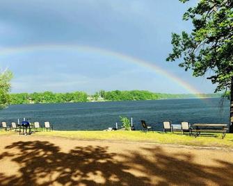 Modern lakeside cabin with panoramic views and deck. - Alexandria - Beach