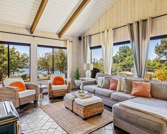 Coastal cliffside hideaway with yard, hot tub, & wood fireplace - dog-friendly - Jenner - Living room