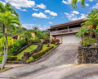 Home with ocean views, studio, large lanai, koi pond, washer/dryer - Honolulu - Building