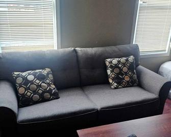 Divine Villa & Resorts Guest House - 283 Lehigh Ave - Newark - Living room