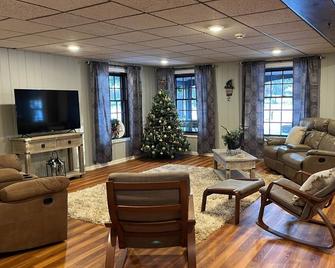 Historic lake home right in town with lots of room inside and out - Mora - Sala de estar