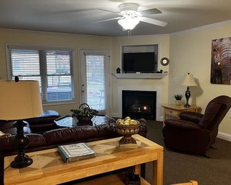 Luxury Condo In Town - Helen - Living room