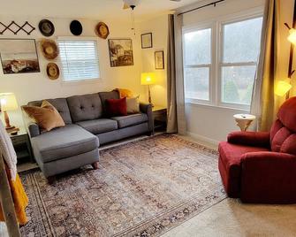 Charming small town! Whole house - Maeystown - Sala de estar