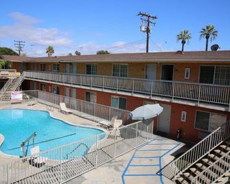 Chateau Inn & Suites - Downey - Pool