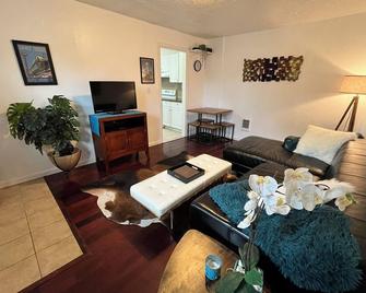 Charming guesthouse minutes from downtown Vancouver -pet friendly - Vancouver - Sala de estar