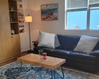 Fall Beach days available! Steps to the Sea! - New Smyrna Beach - Living room