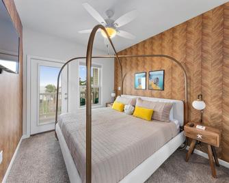 Bayfront Cottage- Pool - Hot Tub - Close to Beach - Port Isabel - Bedroom
