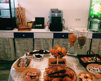 Hotel Les Comtes De Pardiac - Marciac - Buffet