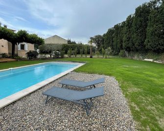 Villa au calme avec piscine chauffée - Châteaurenard - Pool